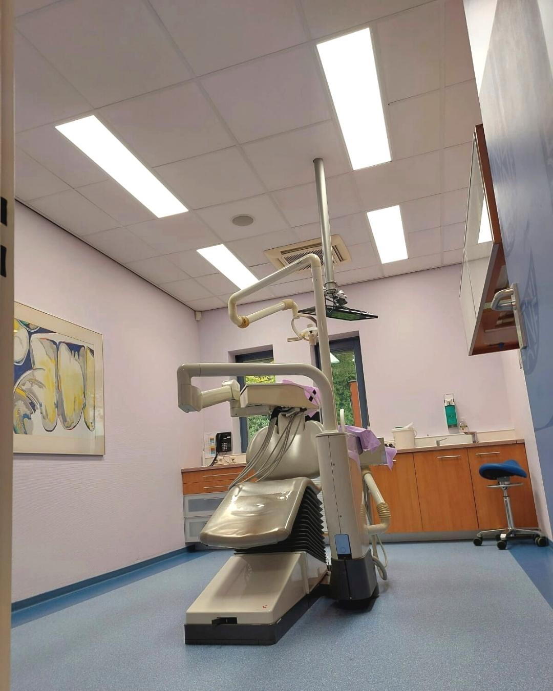 Dental clinic verhagen treatment room two LED light Dentled 120 -v2