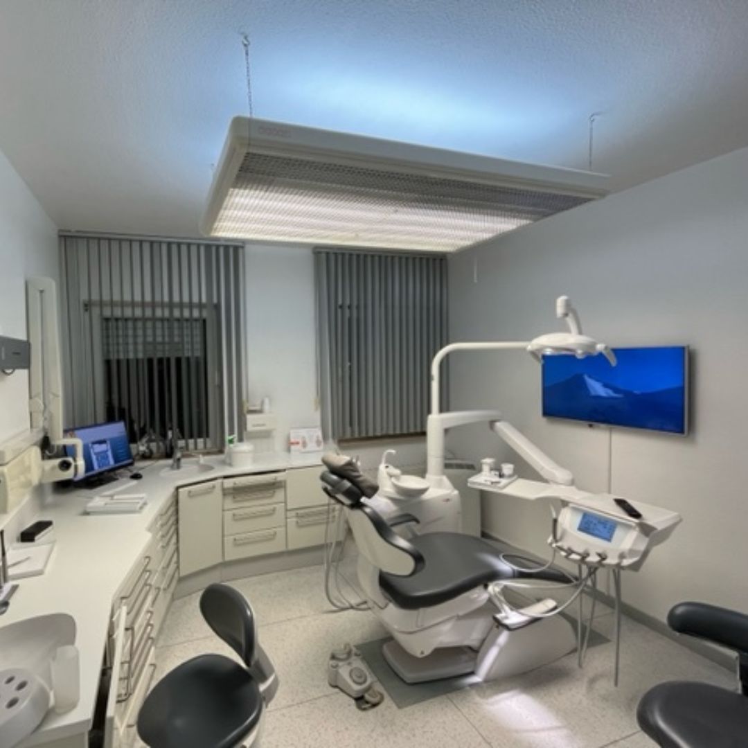 Before: second dental treatment room with fluorescent lighting fixture : Dr Matthias Schroeder, Witten, Germany.