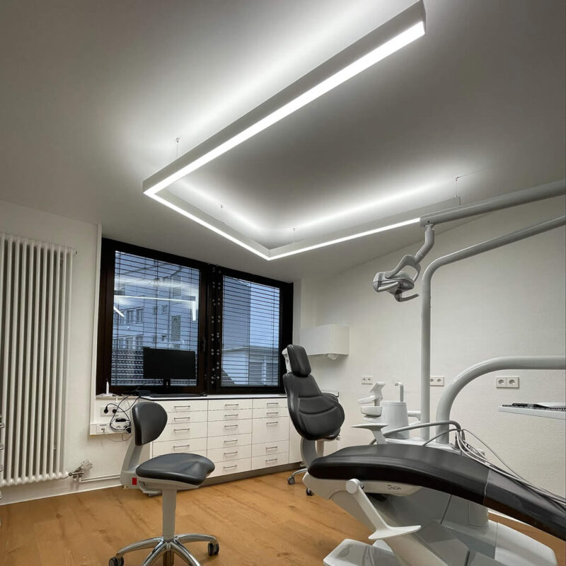 Treatment room with PHU LED light at Andreas Gornisch – Zahnarzt.