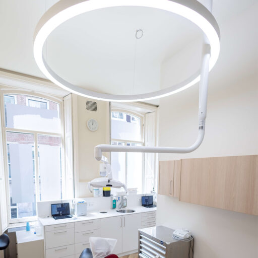 Arseus Dental installed DentLed PVR150 LED lights in Tandarts Wolvenstraat dental clinic.