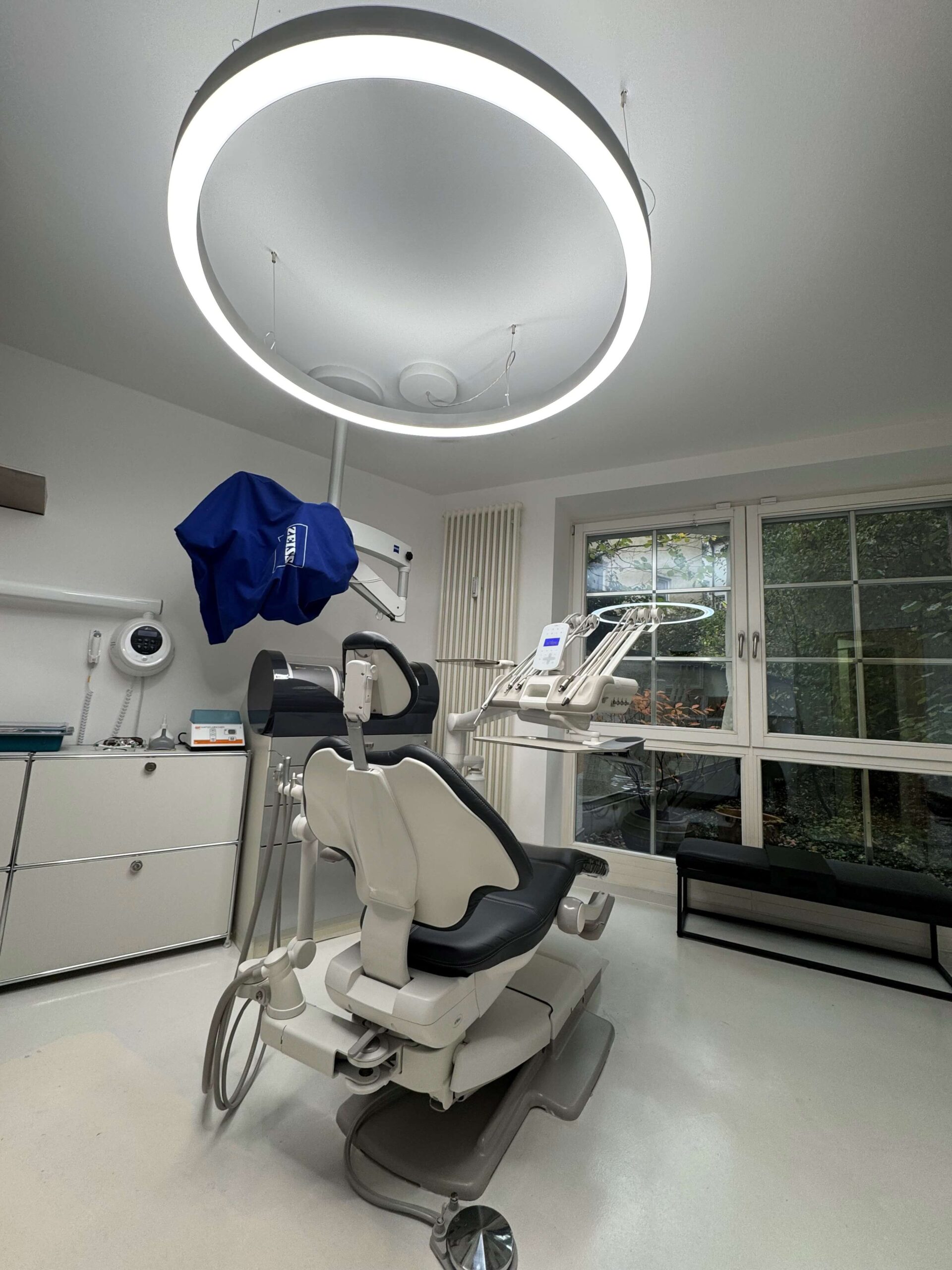 DentLed PVR120: Lighting for a dental treatment room in Munich, Germany.