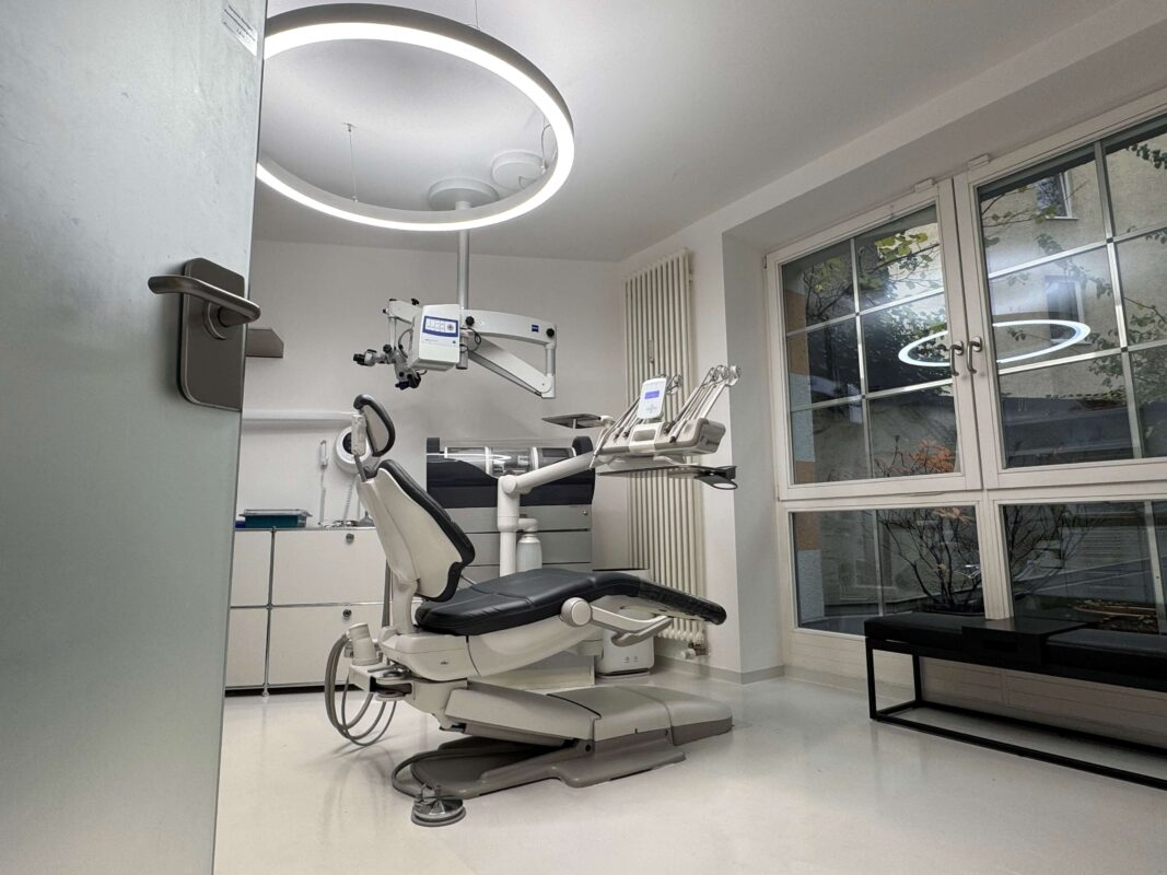 DentLed PVR120 lighting for a dental practice in Munich