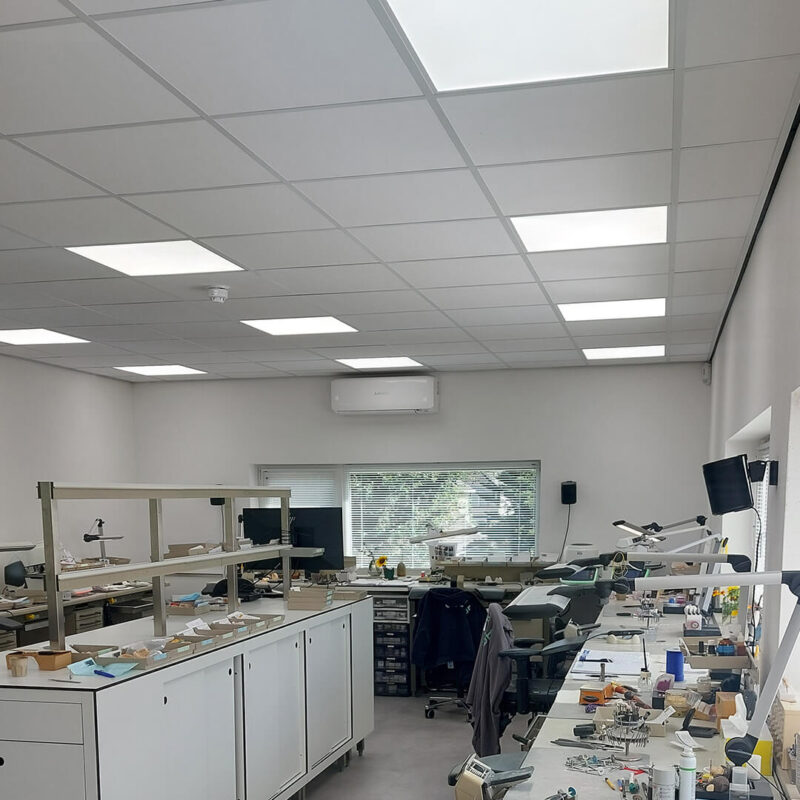 DentLED DL60 lamps at Tandlab De Meern workstations and 3D printing room.