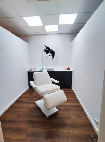 DL62 Dentled ceiling daylight system installed for clear, shadow-free illumination at Brazilian Beauty by Ulysses in Germany’s Ruhr Area