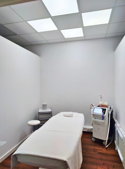 Full-spectrum DL62 Dentled lighting providing bright, natural daylight in Brazilian Beauty by Ulysses, Ruhr Area