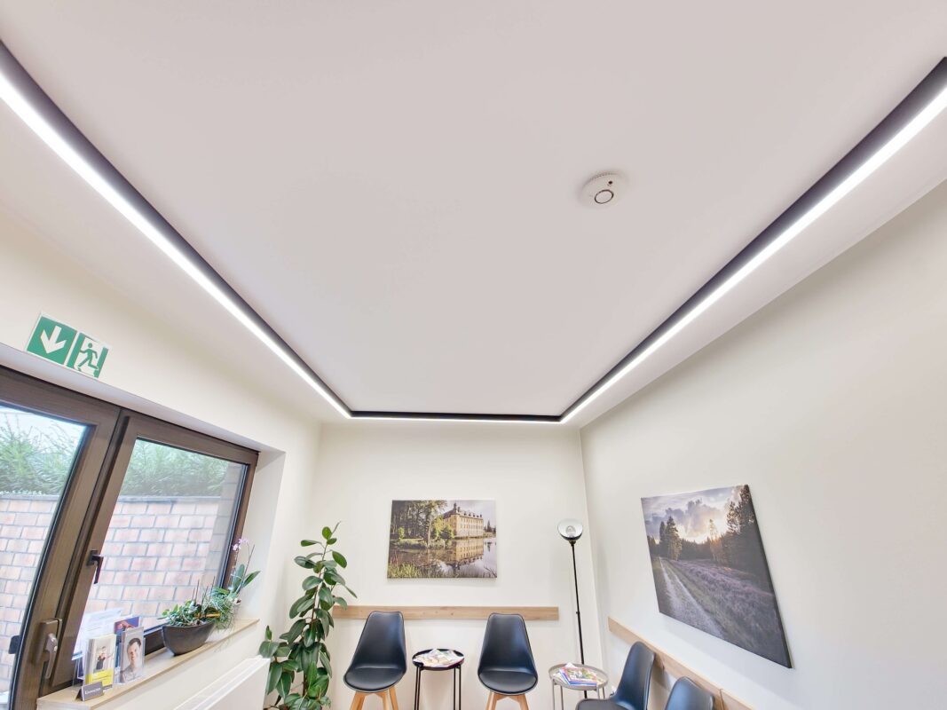 Clinic lobby in Mönchengladbach with DentLed daylight lighting installed by Yannick Hamcher.