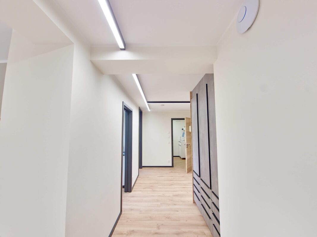 DentLed daylight LED lighting installed in the treatment area of the clinic in Mönchengladbach.