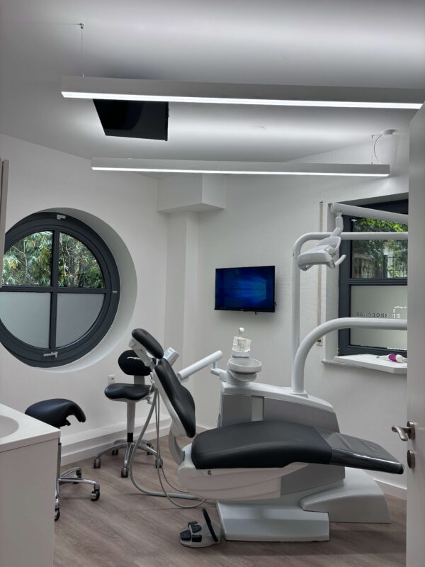 PHL-22 bidirectional full-spectrum lighting installed in Mönchengladbach dental clinic