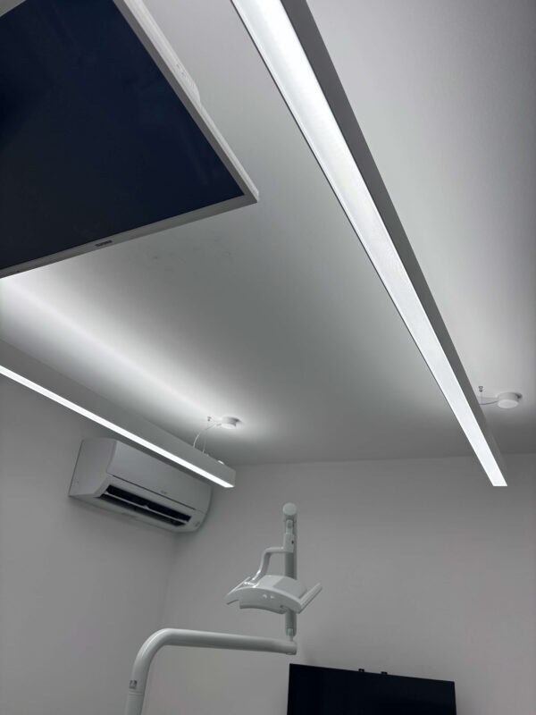 Ergonomic 1,500–2,000 lux dental lighting at Zahnarztpraxis Dr. Broecker