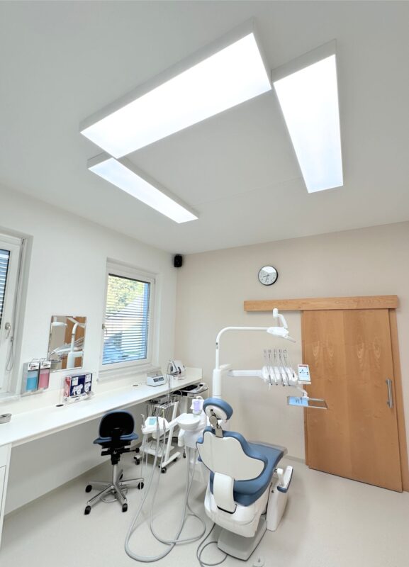 Dental Practice Suppan-Reichmann replaced its fluorescent lamps with DentLed DL120 daylight panels.