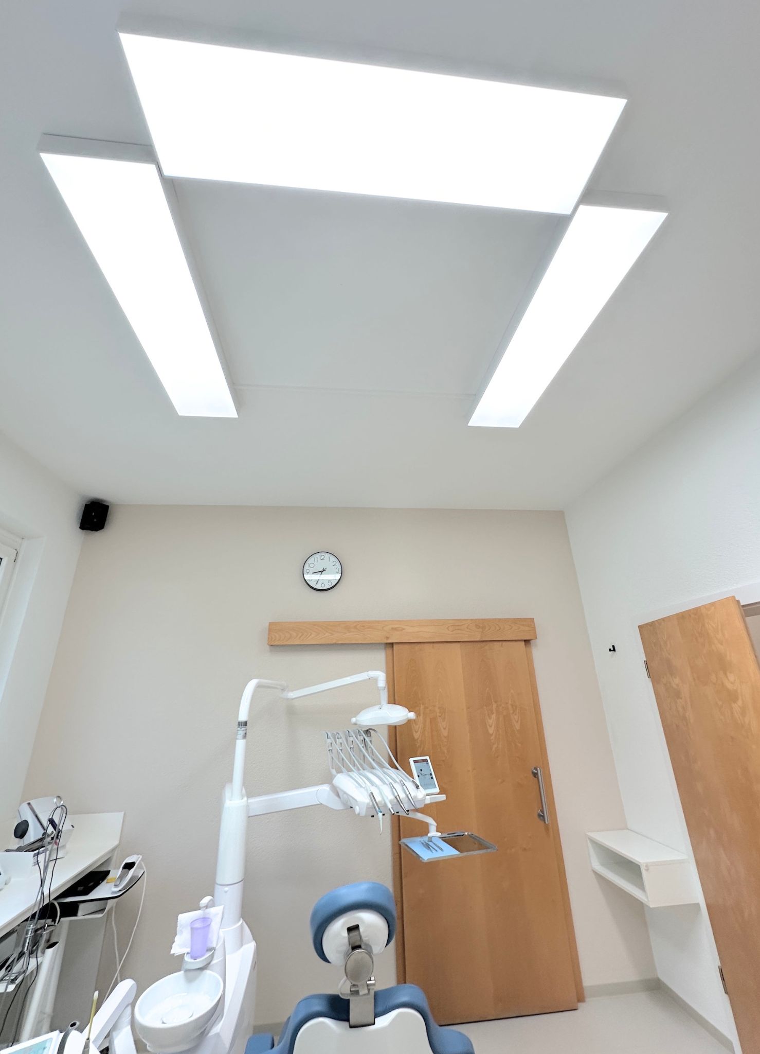 Dental Practice Suppan-Reichmann replaced its fluorescent lamps with DentLed DL120 daylight panels.