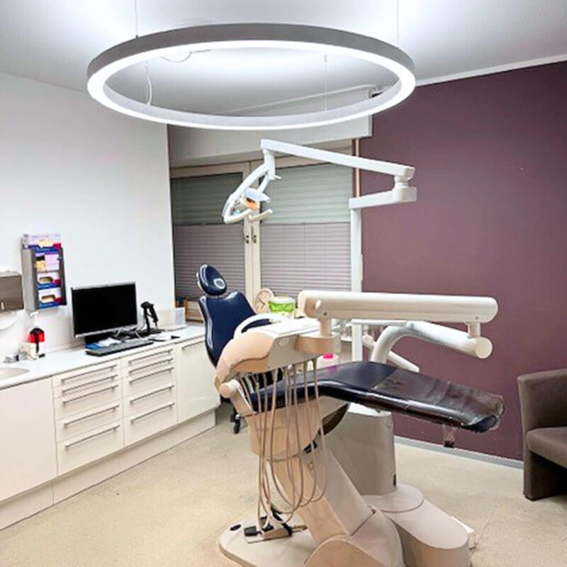 Modern dental treatment room in Dinslaken illuminated by Dentled PVR150 ring lights and PHL light lines for bright, glare-free lighting.