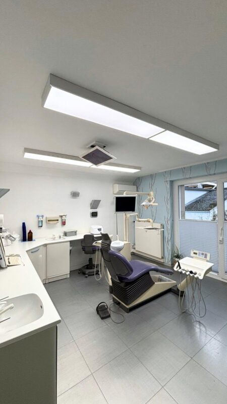 Dentled DL120 lighting system installed in Dr. Kröncke’s practice, offering balanced daylight illumination in Minden.
