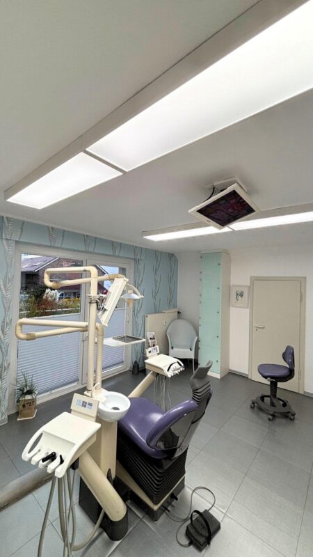 Bright and natural full-spectrum lighting from Dentled DL120 illuminating Dr. Kröncke’s dental practice in Minden.