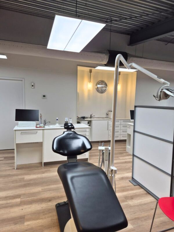 Orthodontie Amersfoort treatment room with high-frequency full-spectrum daylight panels, increasing lighting from 650 to 2000 lux for accurate colour matching and visual comfort