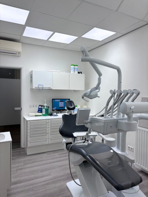 De Oude Vest dental practice in Middelburg upgraded with DentLED DL60 full-spectrum LED panels for natural daylight, precise color rendering, and optimal patient care.