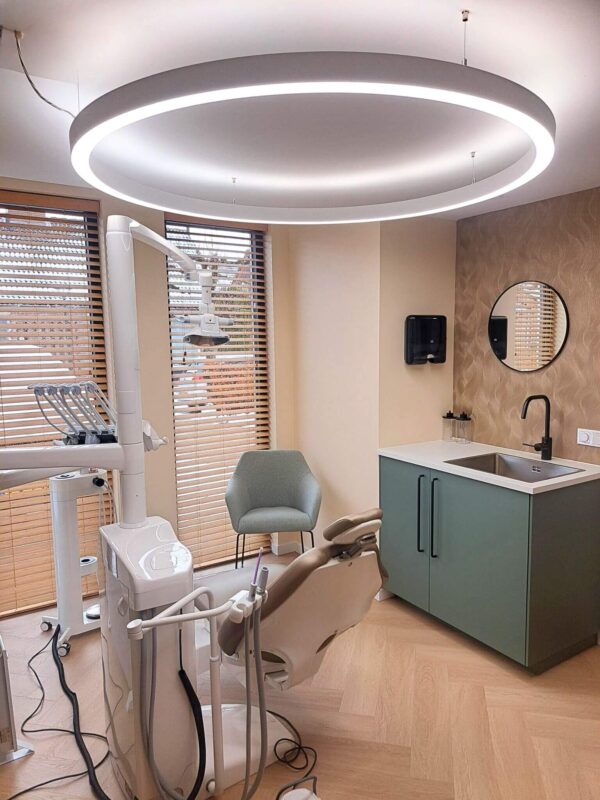 Dental treatment room in Suzanne Hofman’s home-based practice using DentLED PVR150 daylight lighting for optimal precision.
