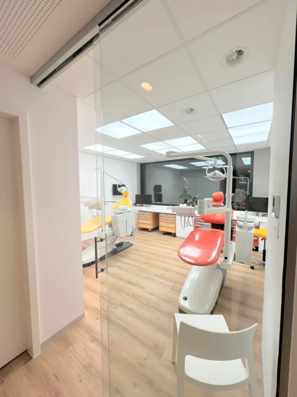 Full-spectrum daylight lighting providing uniform illumination in a Zürich orthodontics practice.