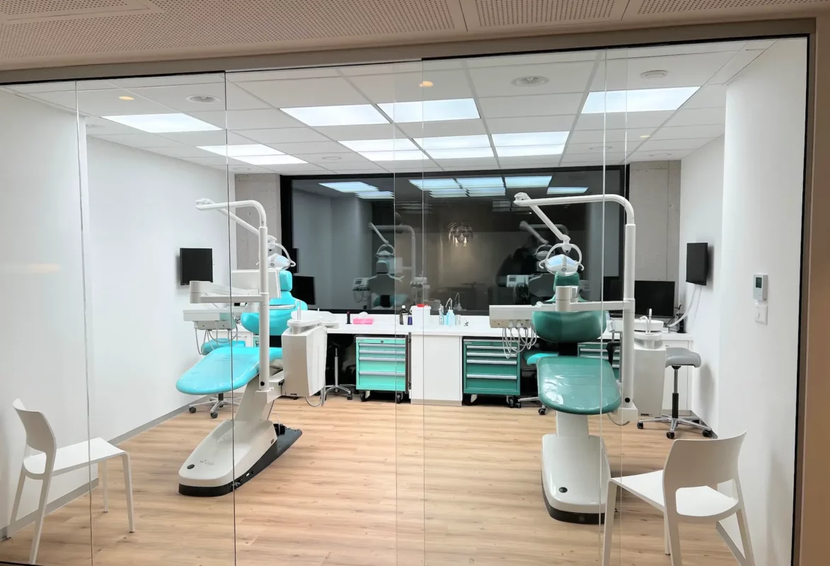 Orthodontic treatment room in Zürich designed with full-spectrum daylight lighting for improved ergonomics.