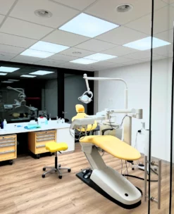 Clinica ortodontica a Zurigo con illuminazione a luce diurna a spettro completo per il comfort dei pazienti.