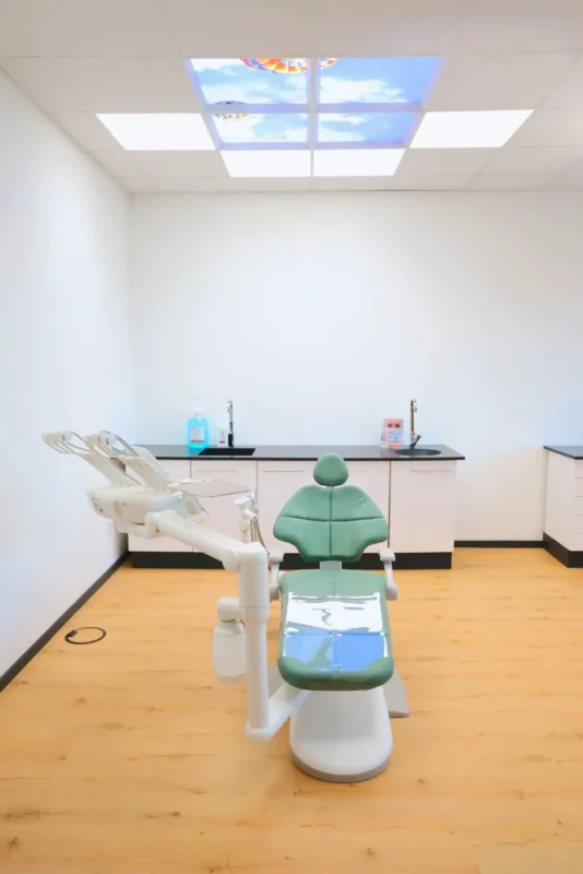 Modern M+W Dental showroom in Büdingen with A-dec dental chairs, Dentled DL62 full-spectrum LED panels, photo panels, and uniform natural daylight lighting.