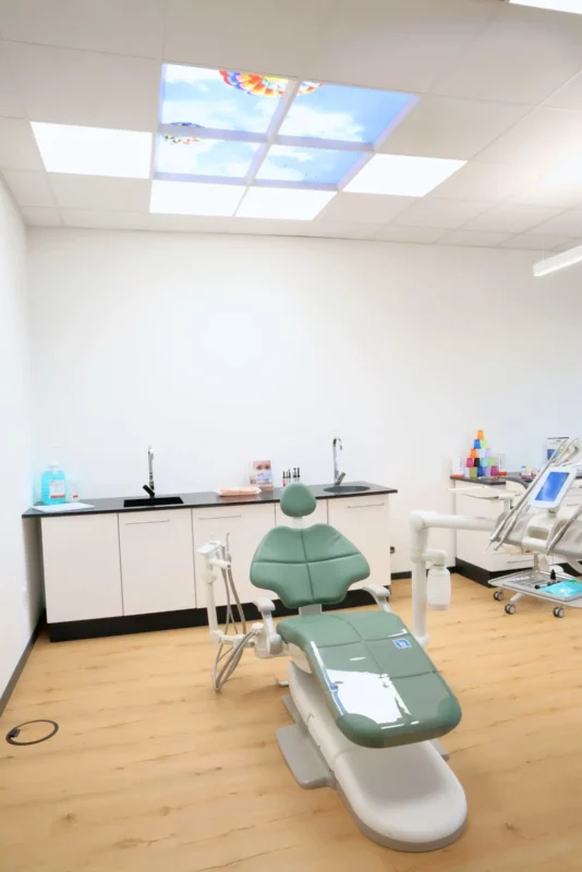 Dental showroom in Büdingen renovated by M+W Dental, featuring A-dec treatment chairs and Dentled full-spectrum daylight lighting for natural color accuracy.