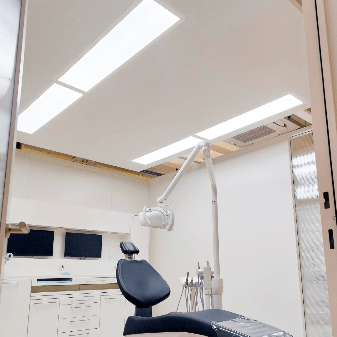 dl120-full-spectrum-daylight-led-panel-in-dental-treatment-room