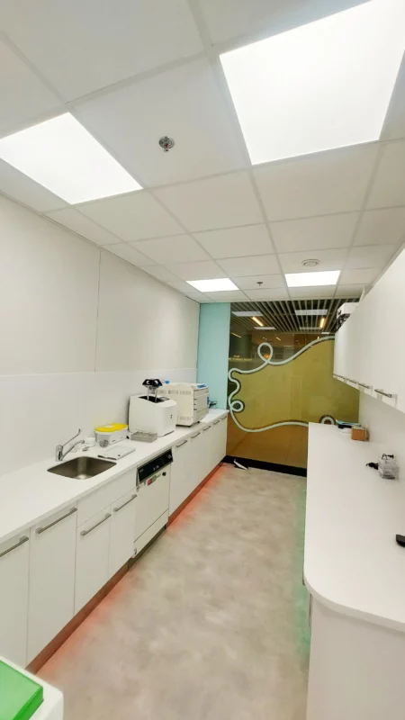 Dental treatment room with natural daylight LED panels and relaxing ceiling imagery at De Tandenstudio.