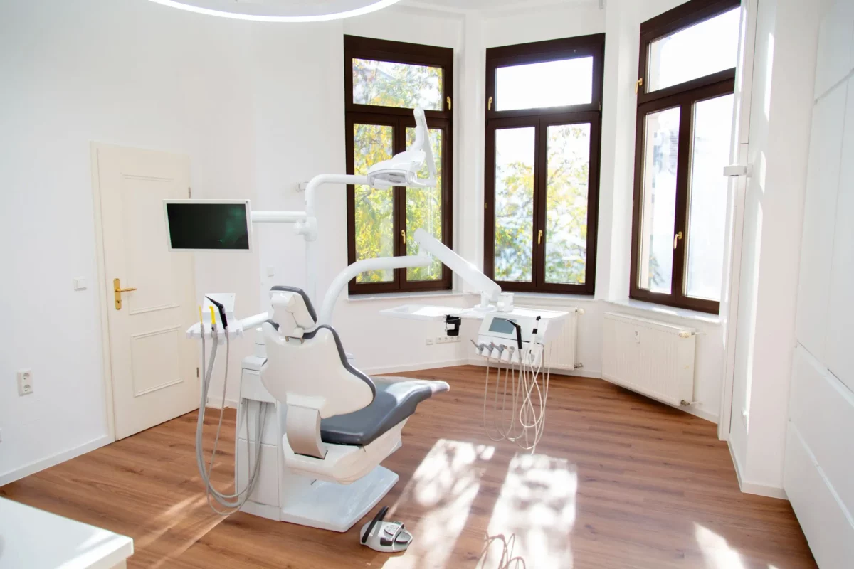 Full-spectrum Dentled PVR150 lighting system enhancing visibility in Dr. Krafft dental clinic Leipzig