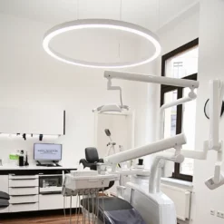 L'illuminazione PVR150 di Dentled, installata nella clinica dentistica Dr. Krafft di Lipsia, fornisce un'illuminazione uniforme a spettro completo.