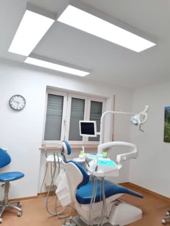 Drei Behandlungsräume mit Dentled DL120 Vollspektrumbeleuchtung für präzise zahnärztliche Eingriffe