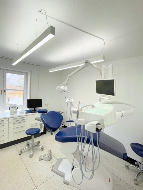 Dental clinic using Dentled PHL18 lighting system for shadow-free illumination and reliable performance