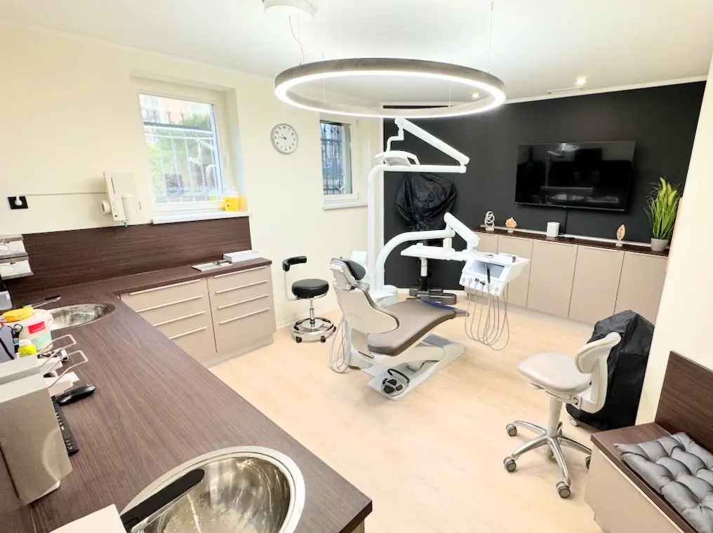 Modern dental clinic featuring Dentled PVR150 lighting with even illumination and high-performance LED technology