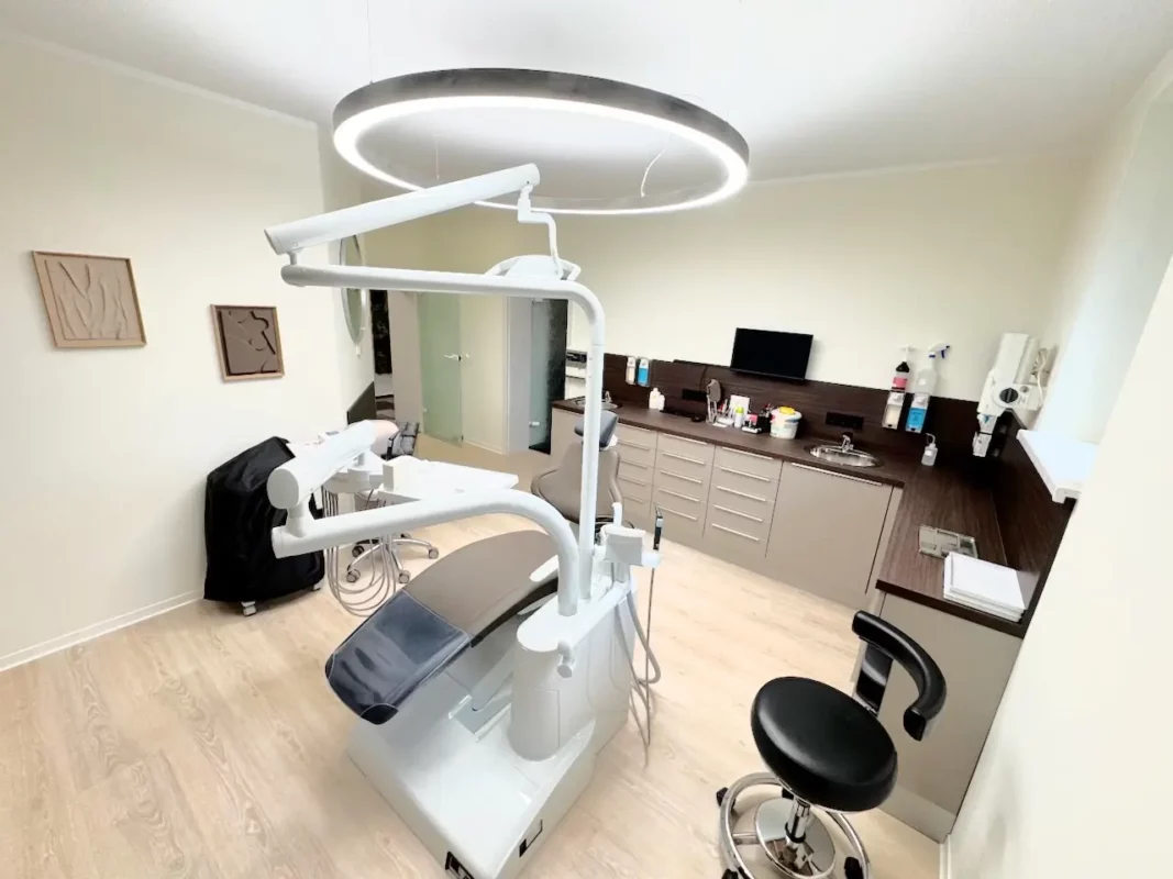 Dentled PVR150 ceiling-mounted ring light providing natural color rendering and enhanced visibility for dental procedures