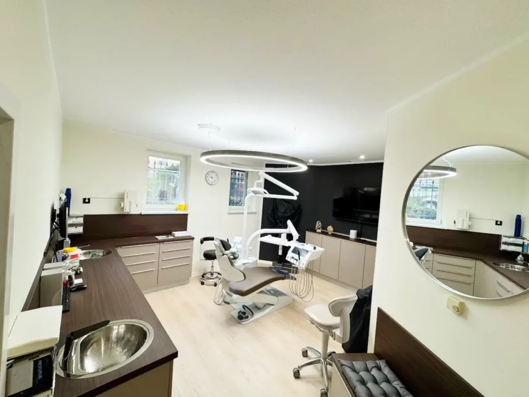 Renovated dental treatment room with Dentled PVR150 lighting system and uniform shadow reduction