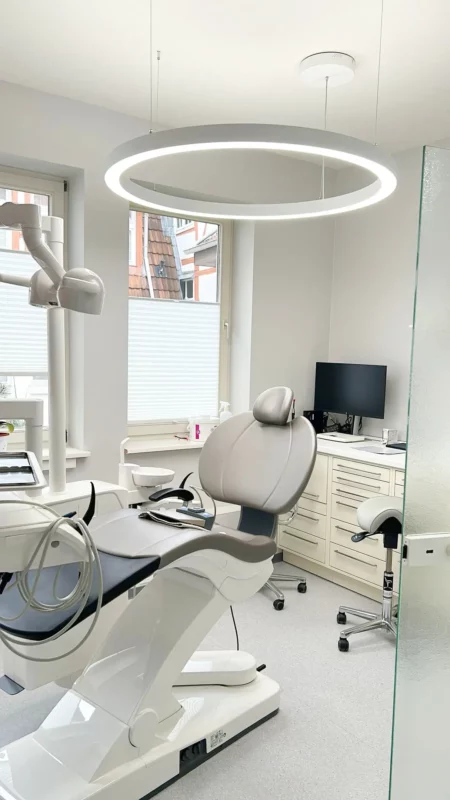 Modern dental clinic at Zahnarztpraxis Herrmann & Langl featuring Dentled PVR120 Ring with elegant circular illumination.