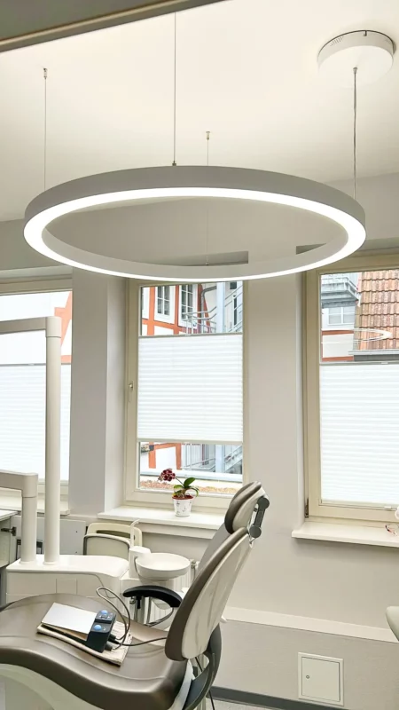 Dentled PVR120 Ring lighting system enhancing visibility and comfort in Zahnarztpraxis Herrmann & Langl treatment room.