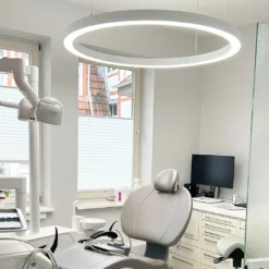Dentled PVR120 Ring, installiert im Behandlungsraum der Zahnarztpraxis Herrmann & Langl, bietet eine professionelle Vollspektrum-Beleuchtung für Zahnärzte.