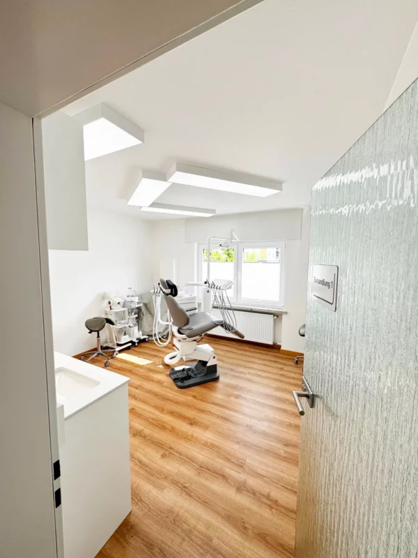 Modern dental treatment room illuminated with Dentled DL120 Full Spectrum Daylight LED Panels during practice renovation in Eschenburg.