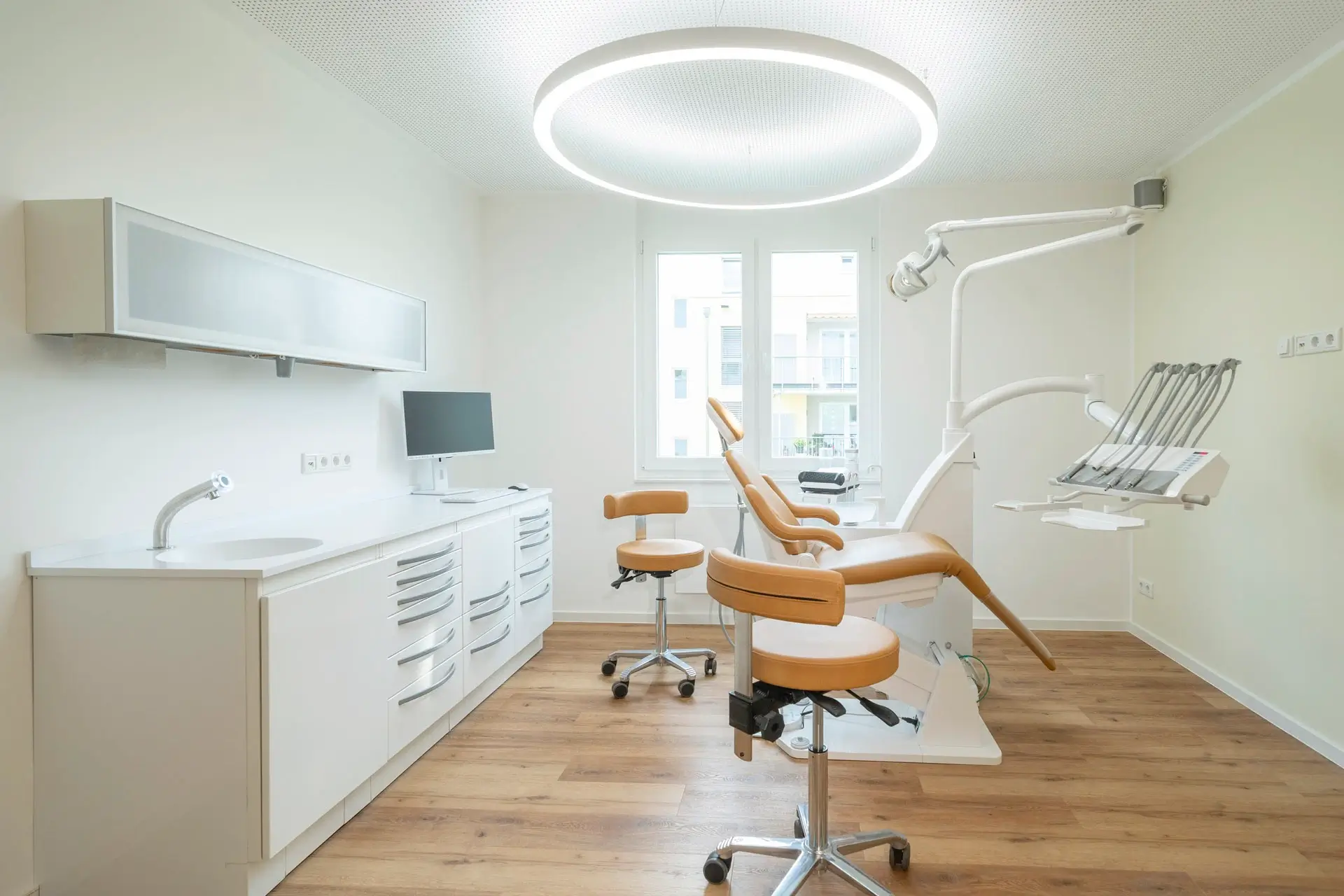 5000K daylight lighting with Dentled PVR150 in Emmerich dental clinic