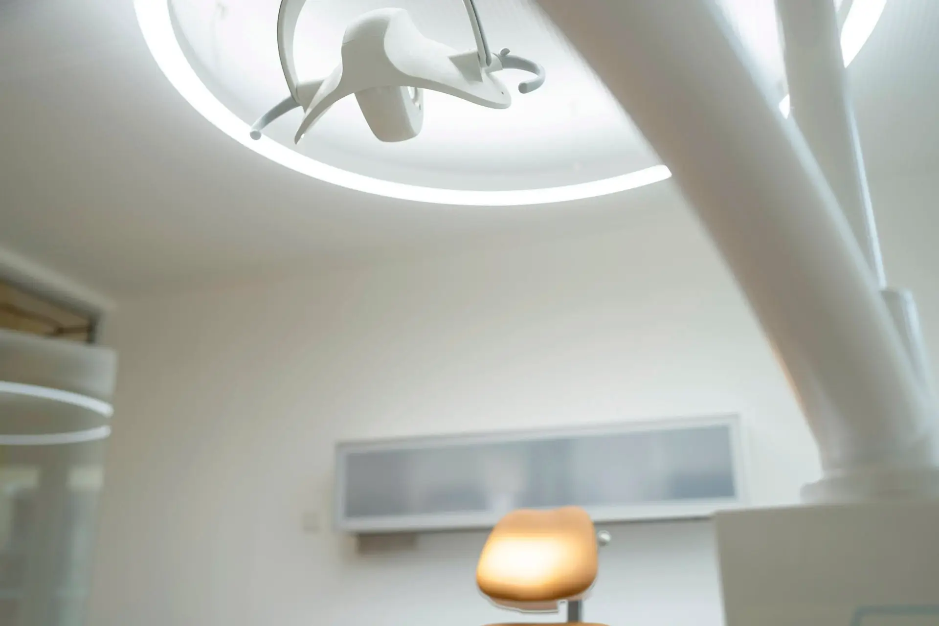 Dental treatment room illuminated by Dentled PVR150 luminaires