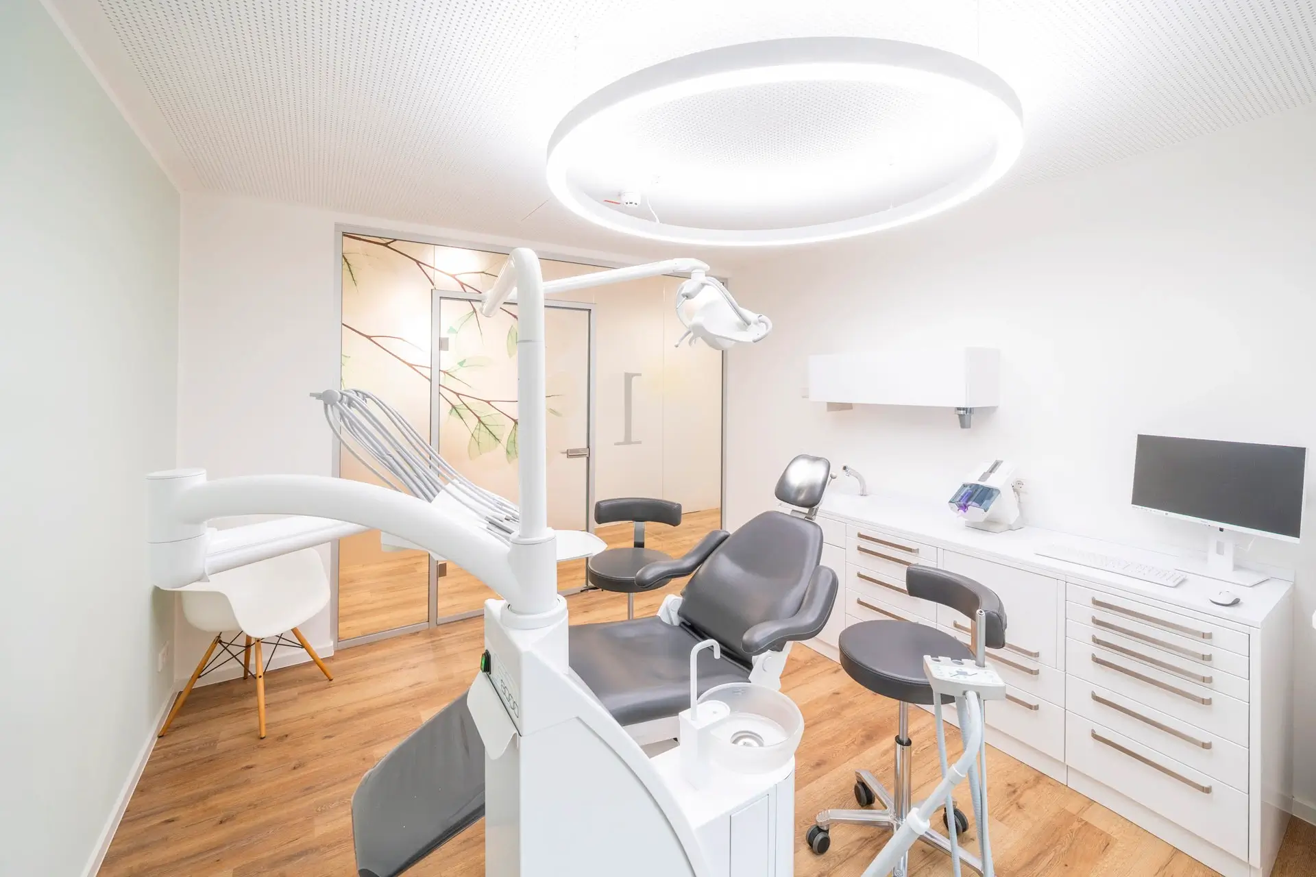 Modern dental practice featuring Dentled PVR150 daylight lighting