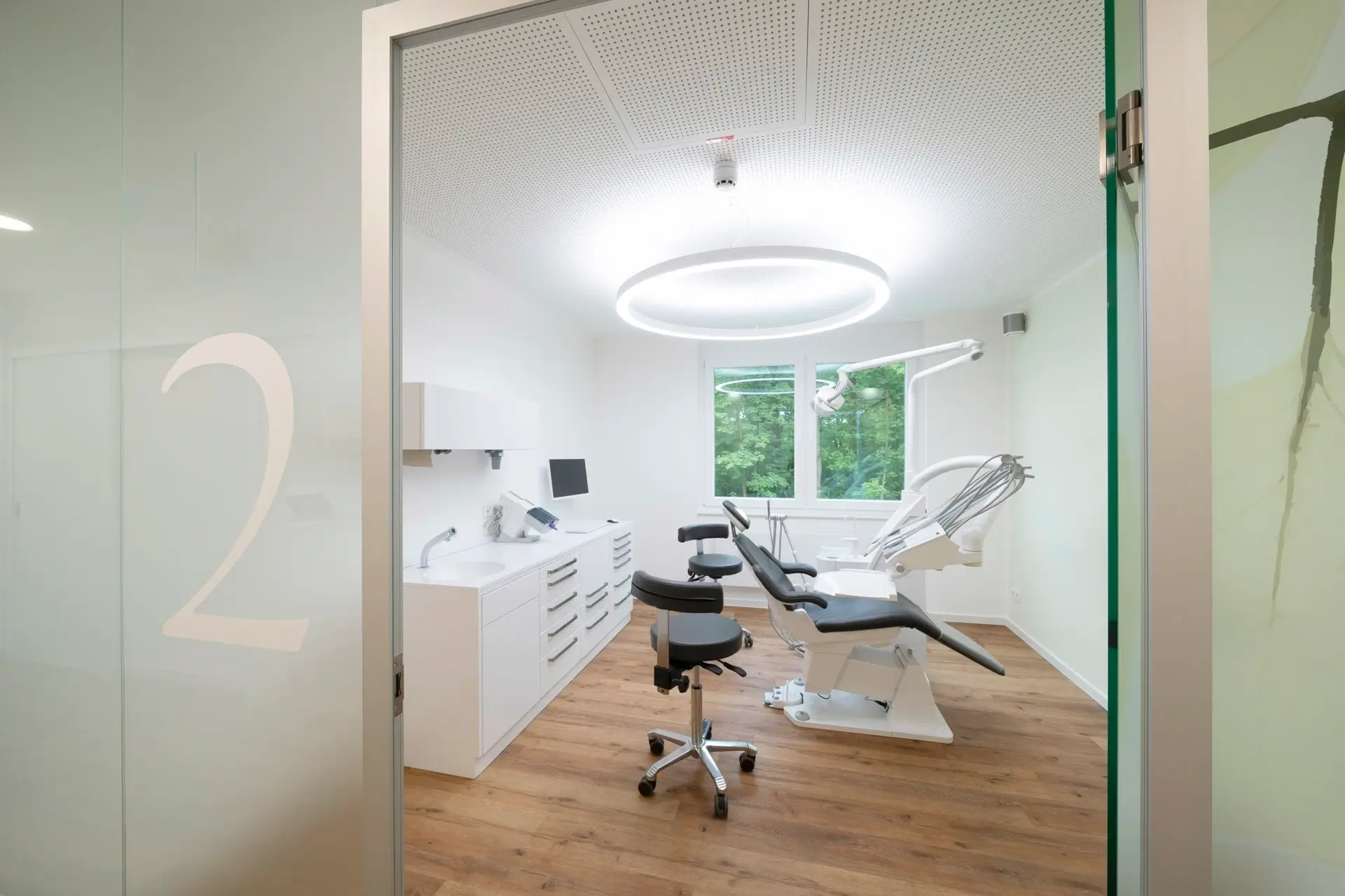Glare-free Dentled PVR150 lighting in a dental clinic
