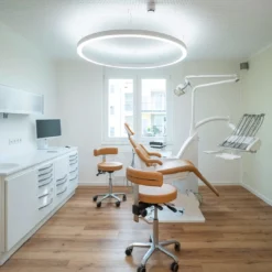 „Dentled PVR150“-Beleuchtung in der Zahnarztpraxis von Dr. Claudia Pelzer in Emmerich