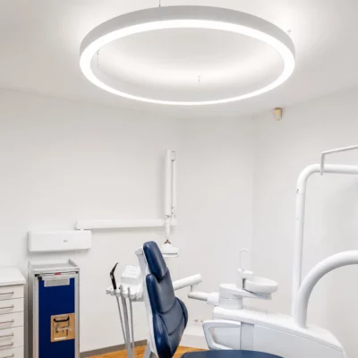 Dental treatment room featuring DentLed PVR120 daylight spectrum ring lighting for enhanced clinical performance.