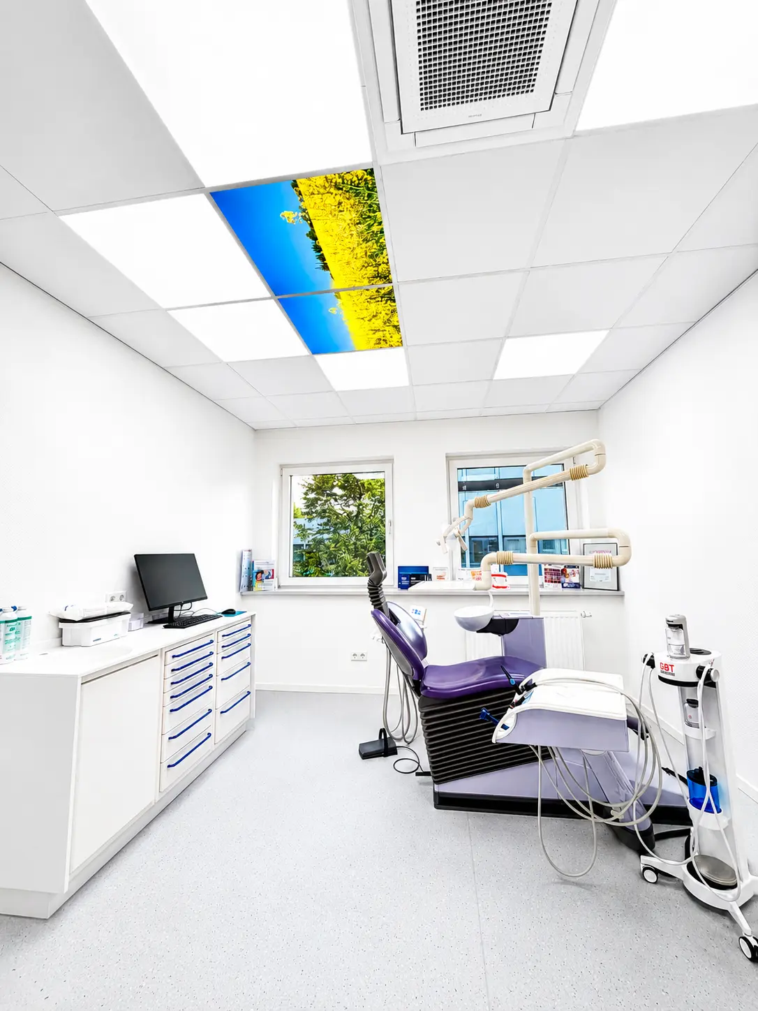 Soffitto personalizzato con foto, progettato per lo studio dentistico Zahnflow di Heiligenhaus