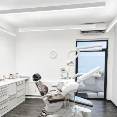 Full daylight spectrum LED lighting in a dental treatment room at Ihr City Zahnarzt in Hamm, Germany