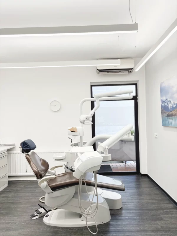 Dental treatment room upgraded from fluorescent lighting to full daylight spectrum LED lighting in Hamm