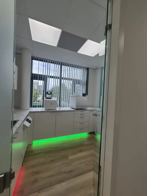 DL60-1- Dentled Sterilasation room