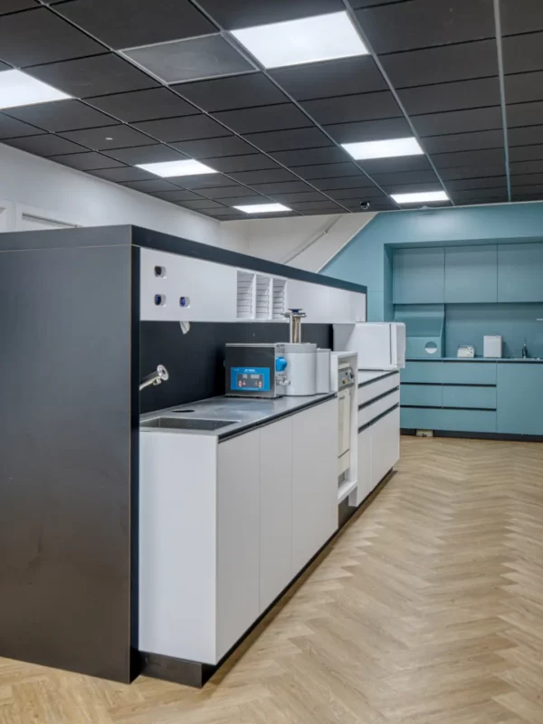 DL60-5 - Dentled Sterilasation room